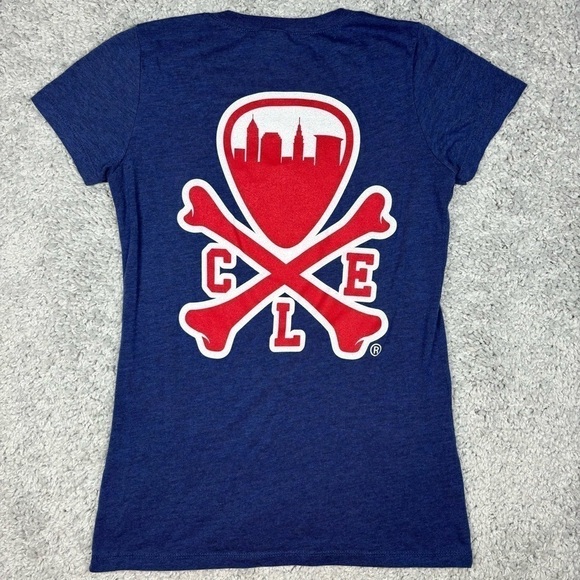 Cleveland Shirt Womens Small Ohio City Tee Crewneck Casual Crossbones CLE - Picture 3 of 3